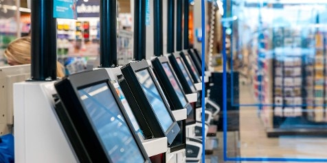 Rij van zelfscankassa's in een Albert Heijn supermarkt