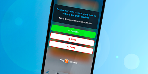 Mobiele telefoon met quizvraag over de mascotte van Albert Heijn en de juiste keuze 'Hamster' geselecteerd