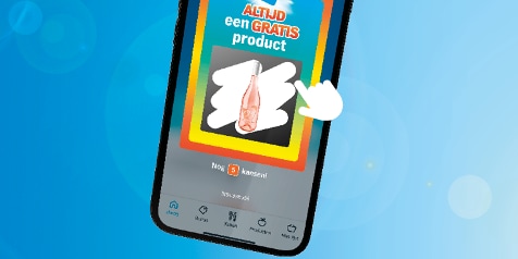 Smartphone met een kleurrijke promotie op het scherm, waarop staat “Altijd een gratis product” en een afbeelding van een fles.