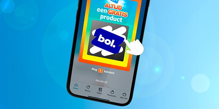 Smartphone met Albert Heijn app waarop een krasactie te zien is voor het winnen van een gratis product, met een Bol.com cadeaukaart in beeld