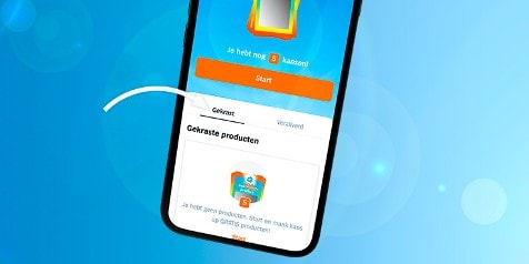 Smartphone met Albert Heijn app op kras- en winactie scherm tegen blauwe achtergrond