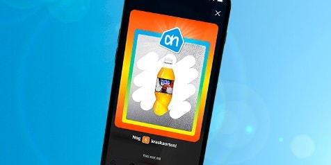 Telefoon met Albert Heijn kraslot op het scherm, waarop een fles Fanta frisdrank zichtbaar is.