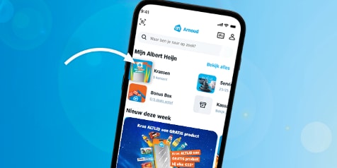 Smartphone met de Albert Heijn app geopend op het scherm, waarop het "Krassen" spel en aanbiedingen zichtbaar zijn tegen een blauwe achtergrond.