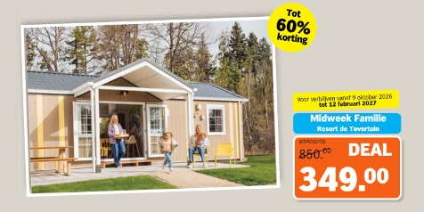 Gezinslodge bij Resort de Tovertuin met aanbieding: midweek familie, tot 60% korting, nu €349 in plaats van €850, geldig voor verblijven tussen 9 oktober 2026 en 12 februari 2027. Op de foto zitten en spelen mensen op de veranda van een vakantiewoning.