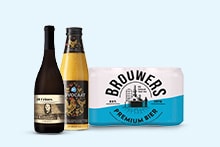Flessen speciaalbier en een verpakking Brouwers Premium bier op een lichte achtergrond