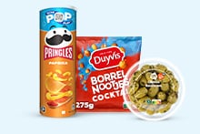 Pringles Paprika chips, Duijvis Borrelnootjes Cocktail en een bakje groene olijven van Albert Heijn bij elkaar gepresenteerd.