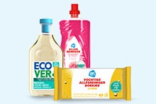 Drie schoonmaak- en huishoudproducten van Albert Heijn, waaronder Ecover afwasmiddel, AH allesreinigerdoekjes en AH handafwasmiddel.