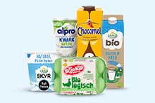 Verschillende zuivelproducten, waaronder Alpro kwark, Chocomel, Campina biologische melk, Skyr yoghurt en biologische eieren.