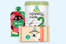 Drie babyproducten: Olvarit appel-aardbei fruithapje, AH Biologisch opvolgmelk 2 en AH babybillendoekjes reinigend.