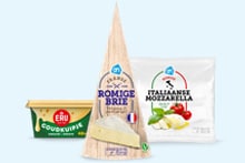 Romige brie, Italiaanse mozzarella en ERU Goudkuipje smeerkaas op een lichte achtergrond