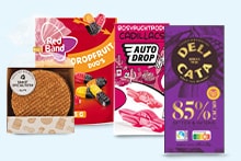 Afbeelding van verschillende snacks en zoetwaren, waaronder Red Band Dropfruit Duo snoep, Auto Drop Cadillacs snoep, DeliCata pure chocolade en stroopwafels.