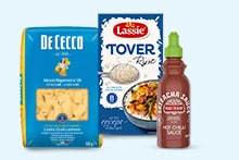 Drie A-merk producten: De Cecco pasta, Lassie Toverrijst en Sriracha hot chili saus.