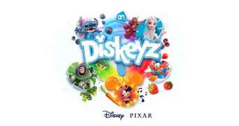 Afbeelding van de Albert Heijn Diskeyz spaaractie met Disney en Pixar figuren zoals Stitch, Elsa, Buzz Lightyear, Mickey Mouse en Donald Duck, omringd door groenten en fruit zoals broccoli, druiven, aardbeien en bosbessen.