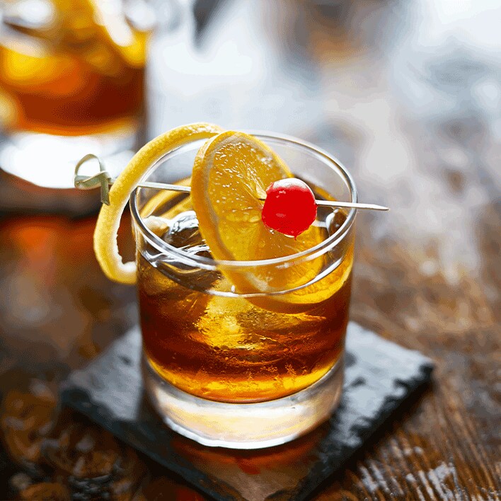 De old fashioned is een bekende cocktail. Lees dit en meer over bekende cocktails bij Albert Heijn.