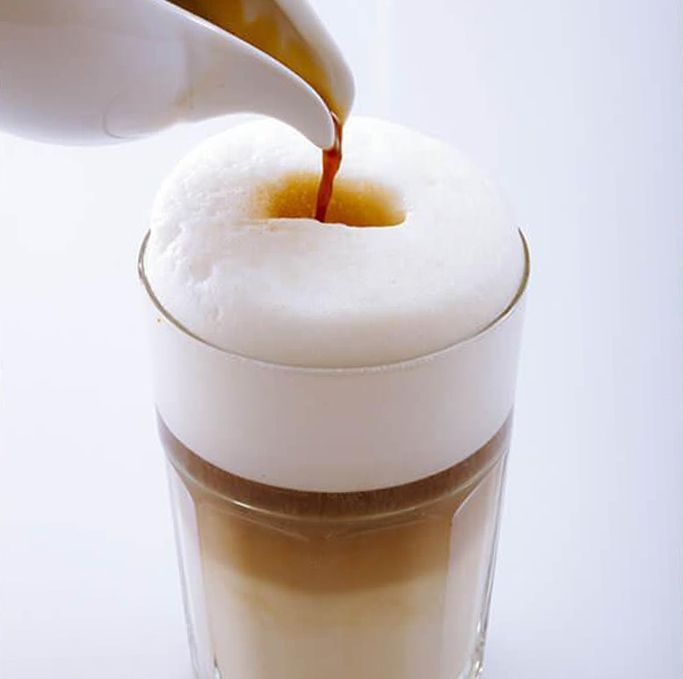 Albert Heijn helpt je de perfecte latte macchiato te maken in 5 stappen!