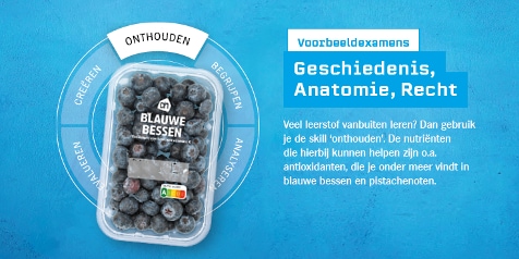 Bakje blauwe bessen van Albert Heijn op een blauwe achtergrond, met tekst over het belang van onthouden bij het leren en de rol van antioxidanten in blauwe bessen.