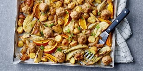 Bakplaat met geroosterde gehaktballetjes, aardappelen, venkel en pompoen.