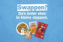 Promotieafbeelding van Albert Heijn met de tekst 'Swappen? Da’s beter eten in kleine stappen' en vijf verschillende AH-producten, waaronder groenten, pompoen lasagnebladen en paprika chips, op een blauwe achtergrond.