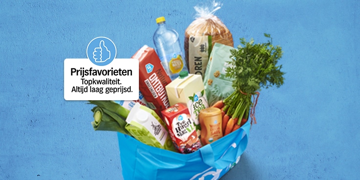 Boodschappentas vol met Prijsfavorieten van Albert Heijn, waaronder brood, wortels en frisdrank met het label "Topkwaliteit. Altijd laag geprijsd."