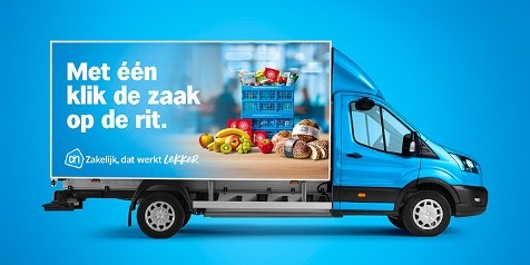 Albert Heijn bezorgwagen met reclame voor zakelijke bestellingen, met op de zijkant groenten, fruit, brood en de tekst "Met één klik de zaak op de rit".