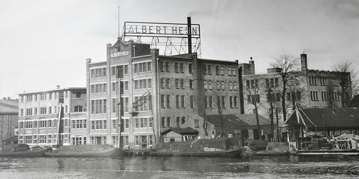 Historische foto van het Albert Heijn gebouw aan het water.