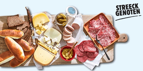 Streeckgenoten assortiment met diverse kazen, broodjes en vleeswaren op een houten plank