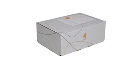 Kartonnen doos met een label op de bovenkant