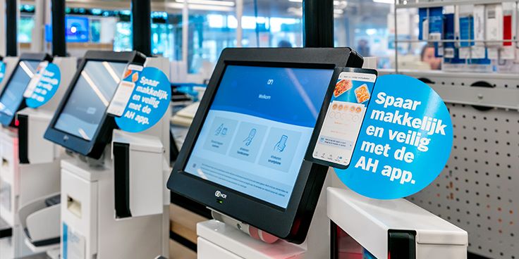 Zelfscankassa's bij Albert Heijn met promotie voor de AH app.