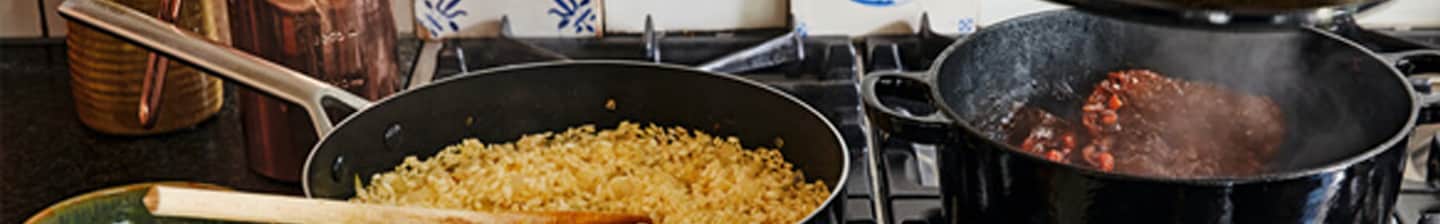 Pannen op het fornuis met risotto en stoofpot bereiden