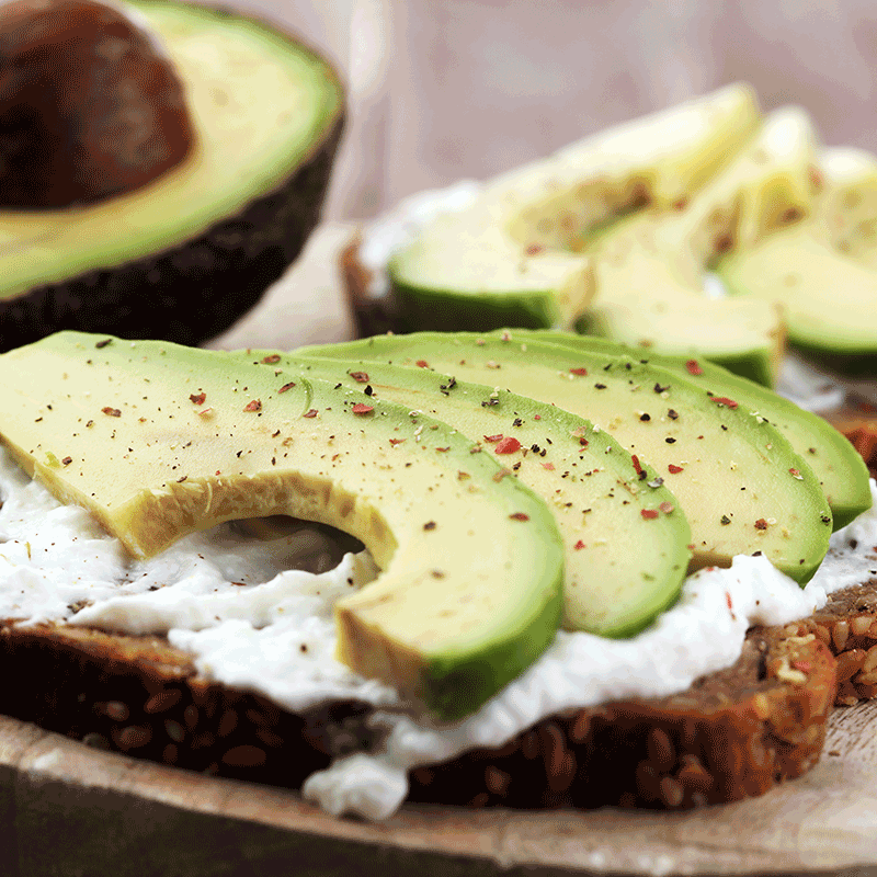 Een volkoren boterham met cottage cheese en avocado, lekker en gezond!