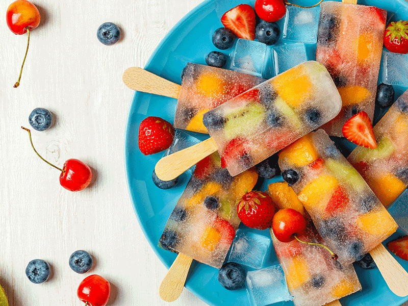Maak waterijsjes met vers fruit en siroop.