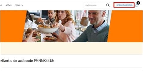 Mensen aan tafel met verschillende gerechten