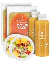Pakket met gerookte zalm, vers geperst sinaasappelsap en salade met ananas en granaatappel van Albert Heijn