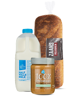 Producten voor lunch: Albert Heijn volle melk, Zaans volkoren brood, en Albert Heijn 100% pindakaas.