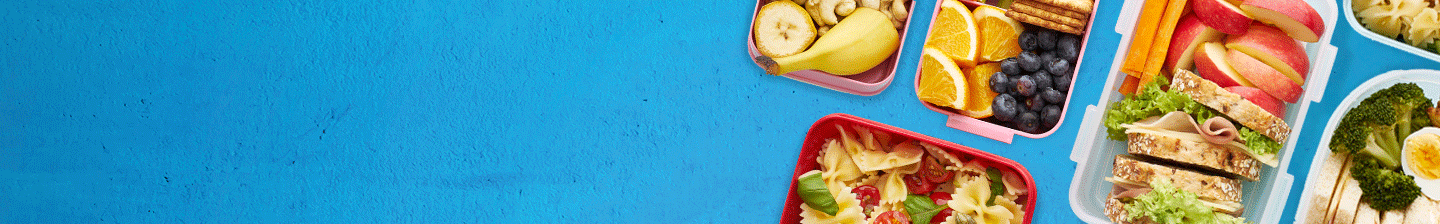 Lunchwandeling bij Albert Heijn met verschillende lunchboxen gevuld met vers fruit, groenten, sandwiches en pasta.
