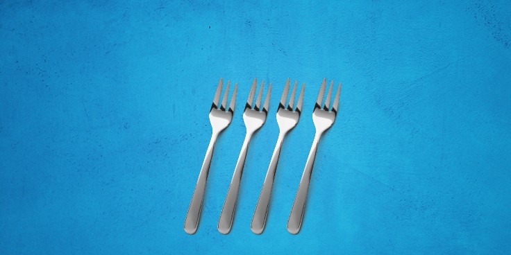 Vijf metalen vorken op een blauwe achtergrond