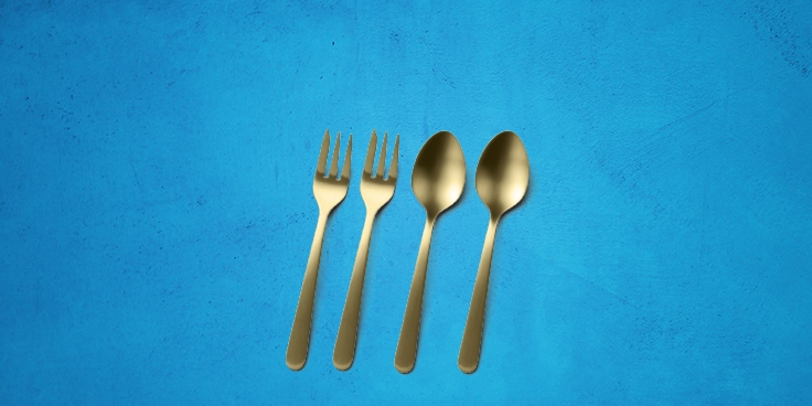 Gouden bestekset op een blauwe achtergrond