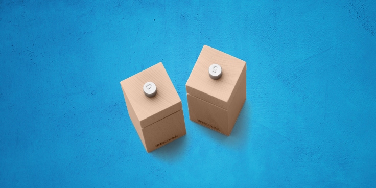 Twee houten vierkante dozen op een blauwe achtergrond.
