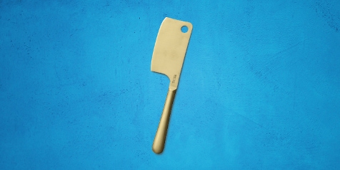 Slechts een vleeshaak mes tegen een blauwe achtergrond.