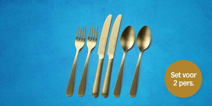 Set gouden bestek voor 2 personen op een blauwe achtergrond.