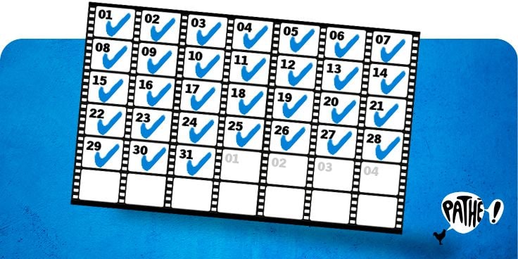 Filmladder met genummerde vakjes en blauwe vinkjes voor elke dag van de maand, op een blauwe achtergrond met het logo van Pathé in de hoek