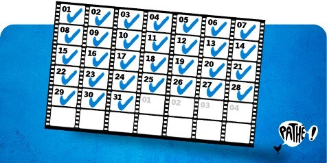 Filmladder met genummerde vakjes en blauwe vinkjes voor elke dag van de maand, op een blauwe achtergrond met het logo van Pathé in de hoek