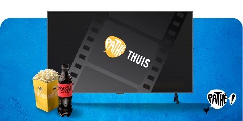 Een televisie met Pathé Thuis op het scherm, naast een bak popcorn en een flesje Coca-Cola op een blauwe achtergrond