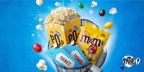 Bak popcorn, zak M&M's pinda's en twee bioscoopkaartjes tegen een blauwe achtergrond met het Pathé-logo.