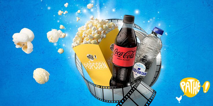 Popcorn in een Pathé-beker met een fles Coca-Cola Zero Sugar en een fles mineraalwater Sourcy in een filmthema-achtergrond.