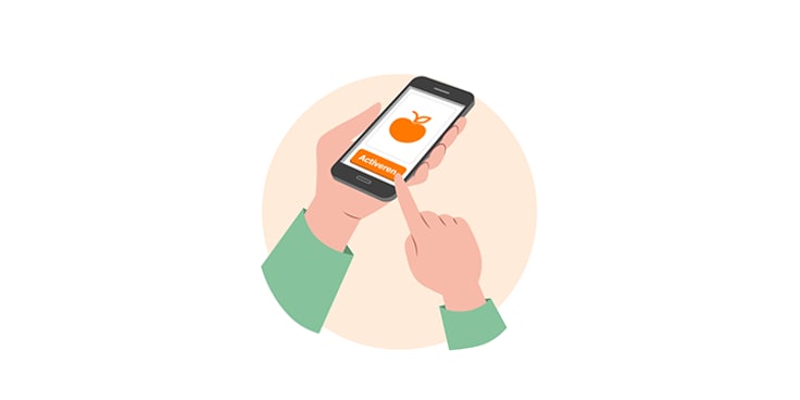 Illustratie van twee handen die een smartphone vasthouden met de Albert Heijn app geopend op het scherm.