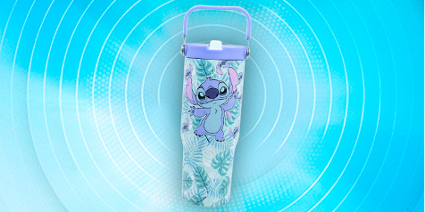 Drinkfles met afbeelding van Disney's Stitch, omgeven door tropische bladeren, op een blauwe achtergrond met cirkelpatroon.