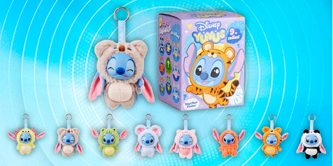 Disney Yuyus Stitch knuffelhanger collectie met negen verschillende varianten, afgebeeld met een verzameldoos op een blauwe achtergrond.