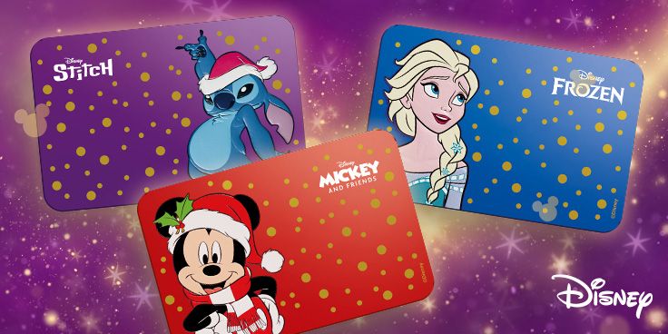 Drie Disney cadeaukaarten met kerstthema: Stitch, Mickey Mouse en Elsa uit Frozen, op een paarse achtergrond met gouden stippen en Disney-logo.