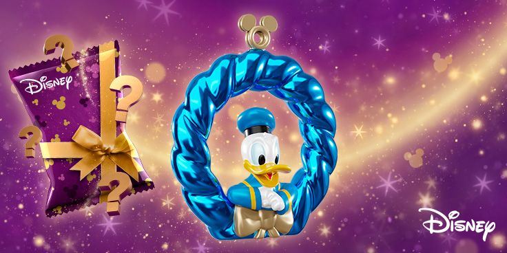 Donald Duck Disney sleutelhanger in blauwe ring met paarse cadeauverpakking op magische achtergrond